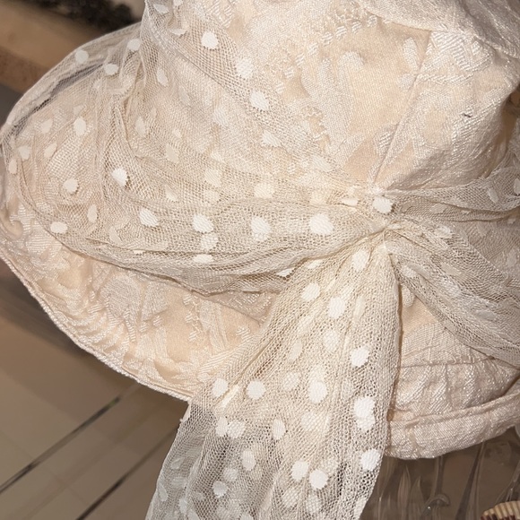 Vintage hat that looks and feels new. Damask cotton/linen with netting. Average - Picture 5 of 11